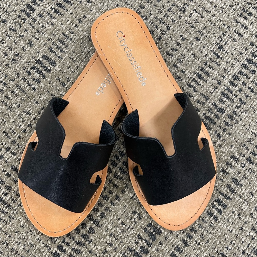 Women’s size 5.5 sandals nwt
